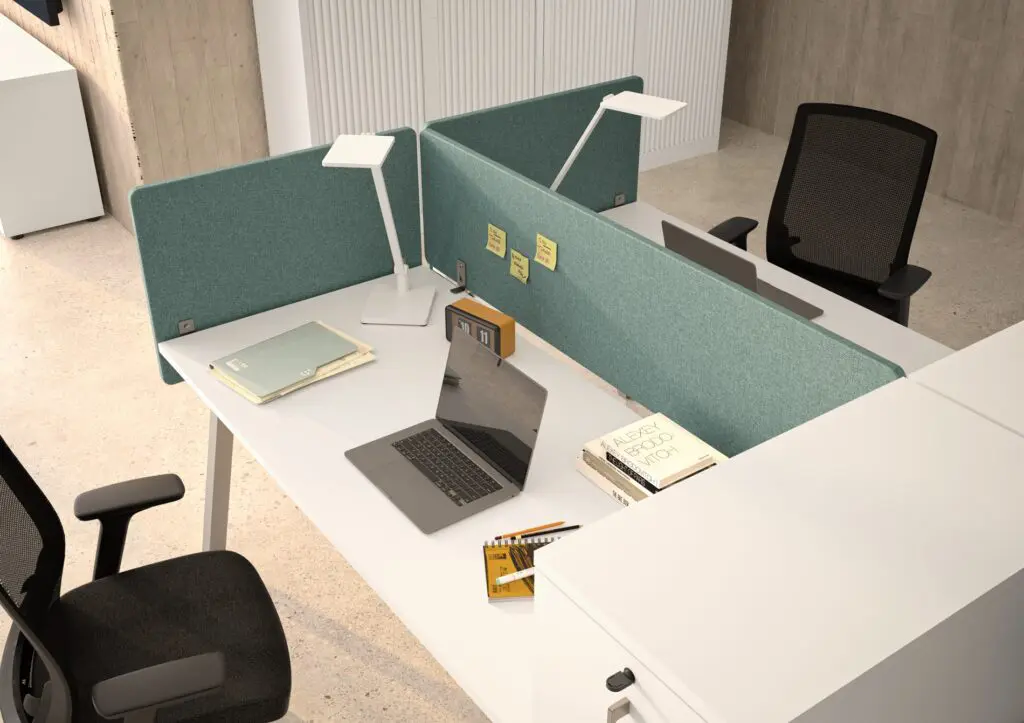 Panneaux séparateurs acoustiques BeWall sur bureau multiposte