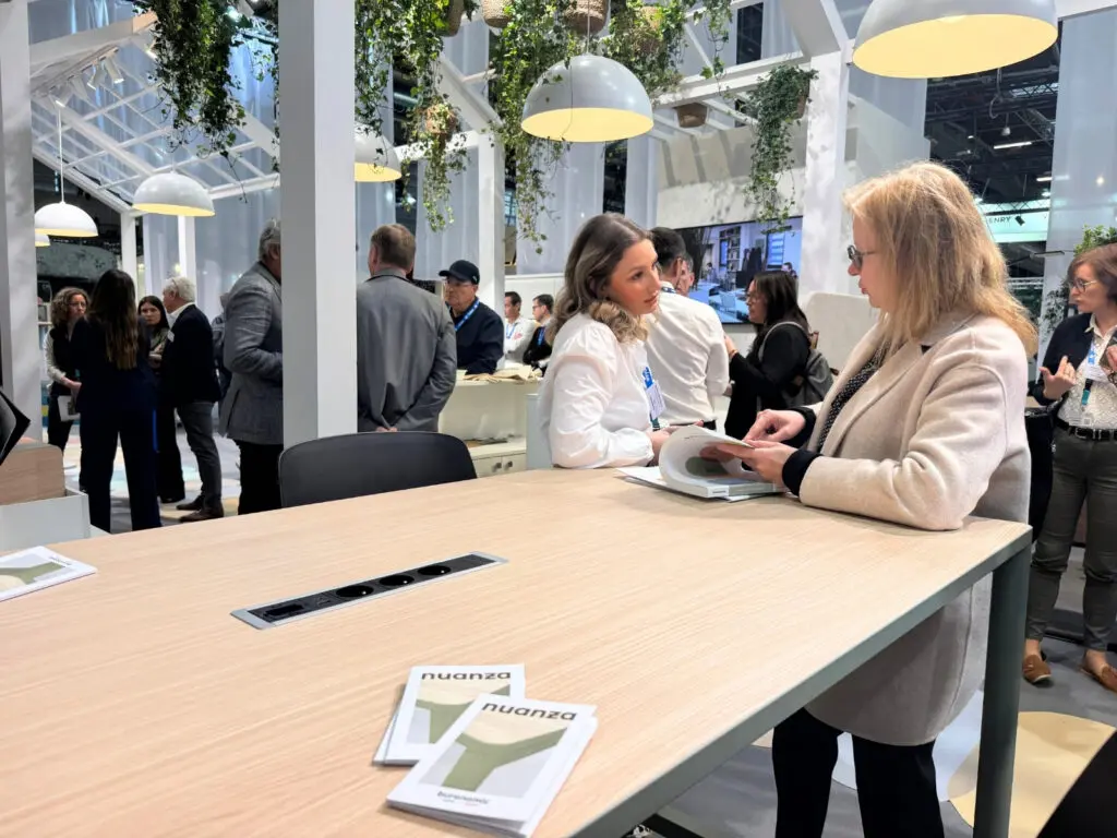 Stand buronomic au salon Workspace Paris 2026 – mobilier de bureau professionnel et aménagement des espaces de vie au travail - Gamme Nuanza