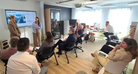 Séminaire commercial Buronomic dans le showroom de Paris avec présentation des nouveautés, de nuanza et échanges entre collaborateurs